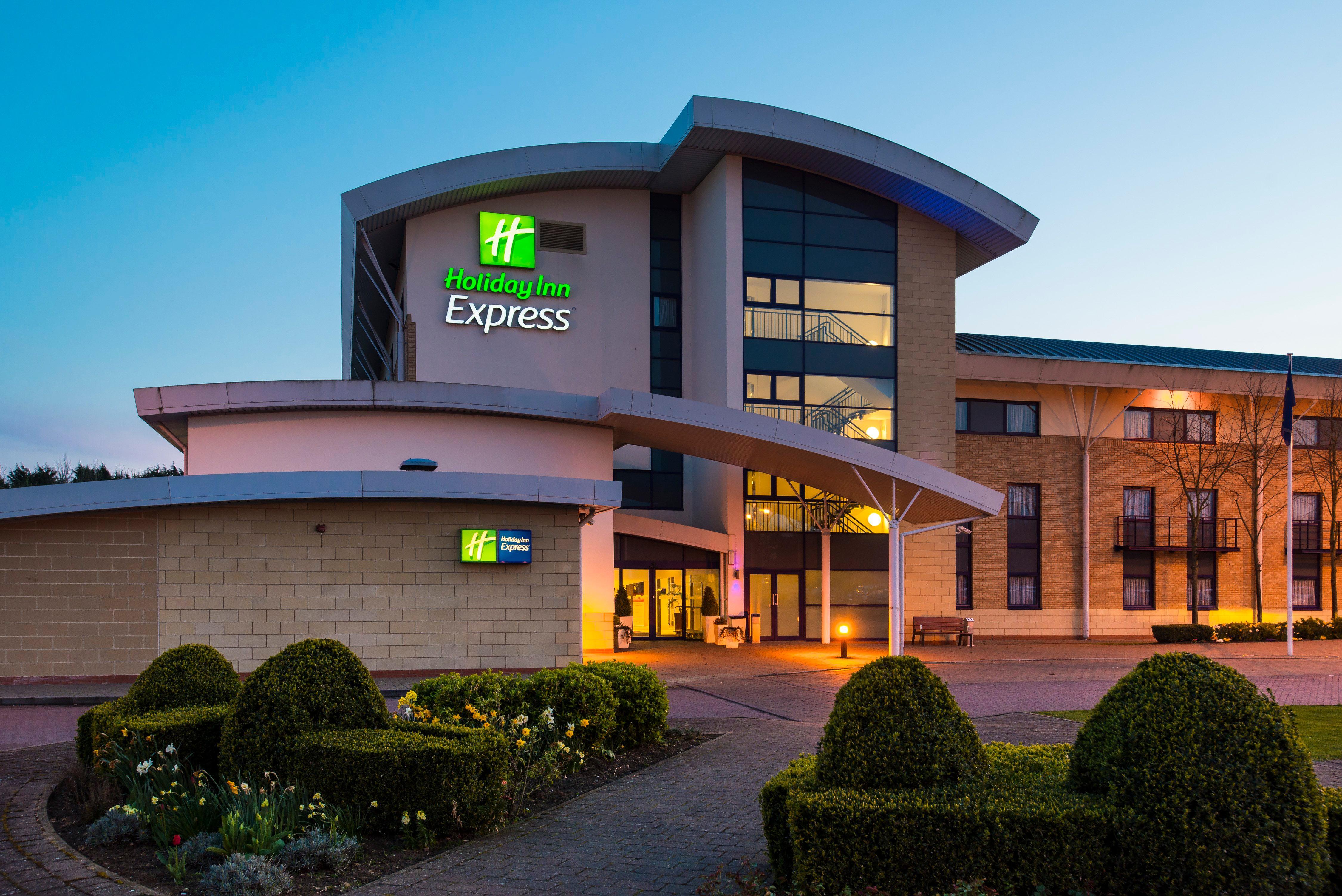 Holiday Inn Express Northampton - South By Ihg Dış mekan fotoğraf