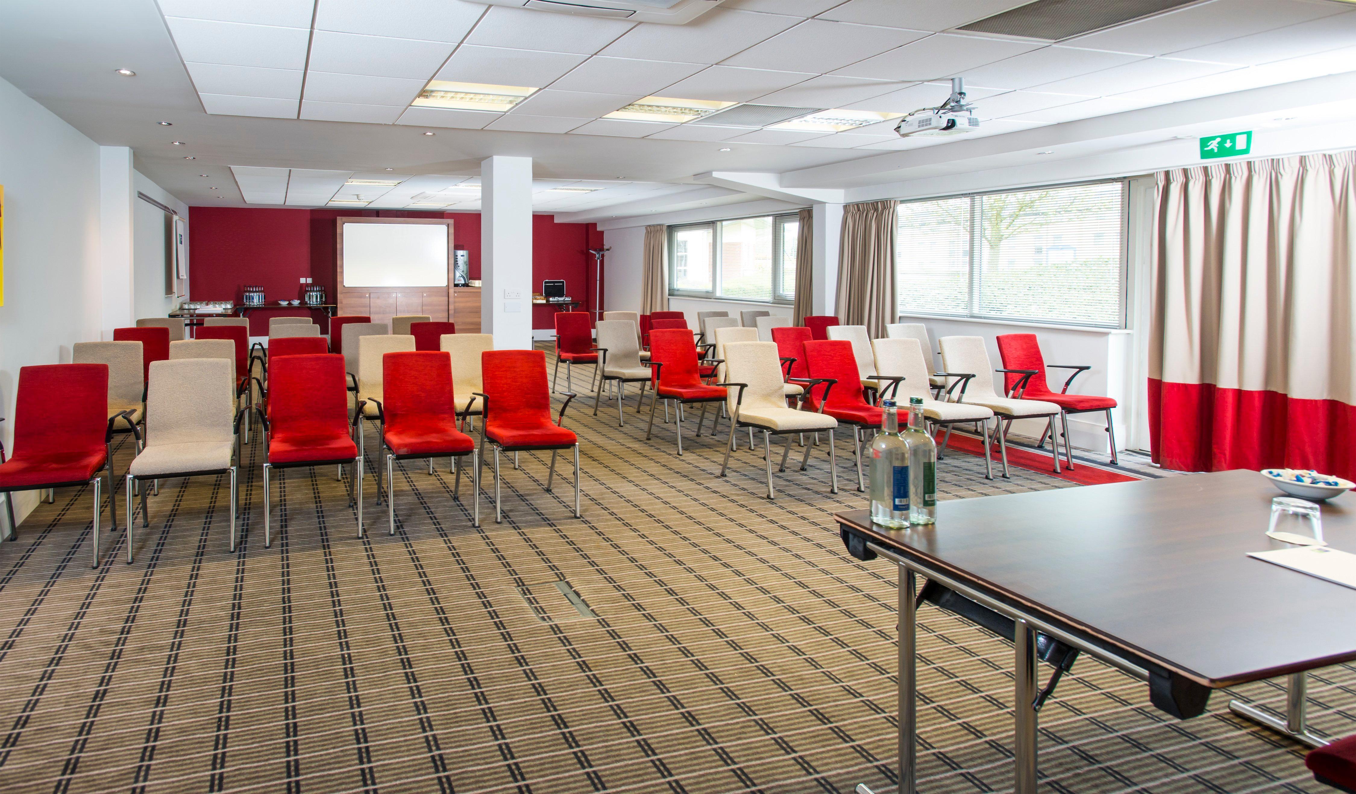 Holiday Inn Express Northampton - South By Ihg Dış mekan fotoğraf