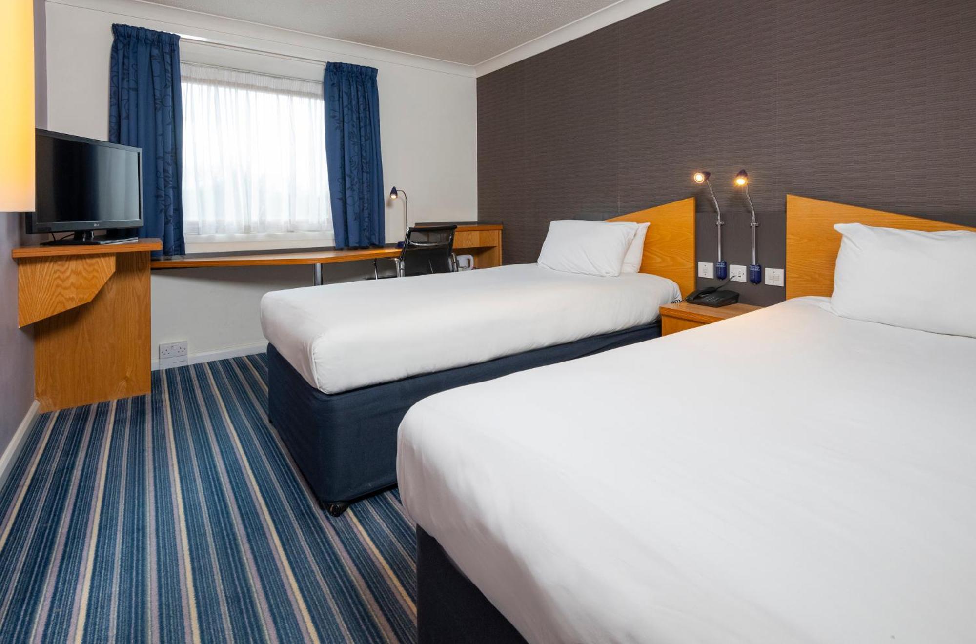 Holiday Inn Express Northampton - South By Ihg Dış mekan fotoğraf