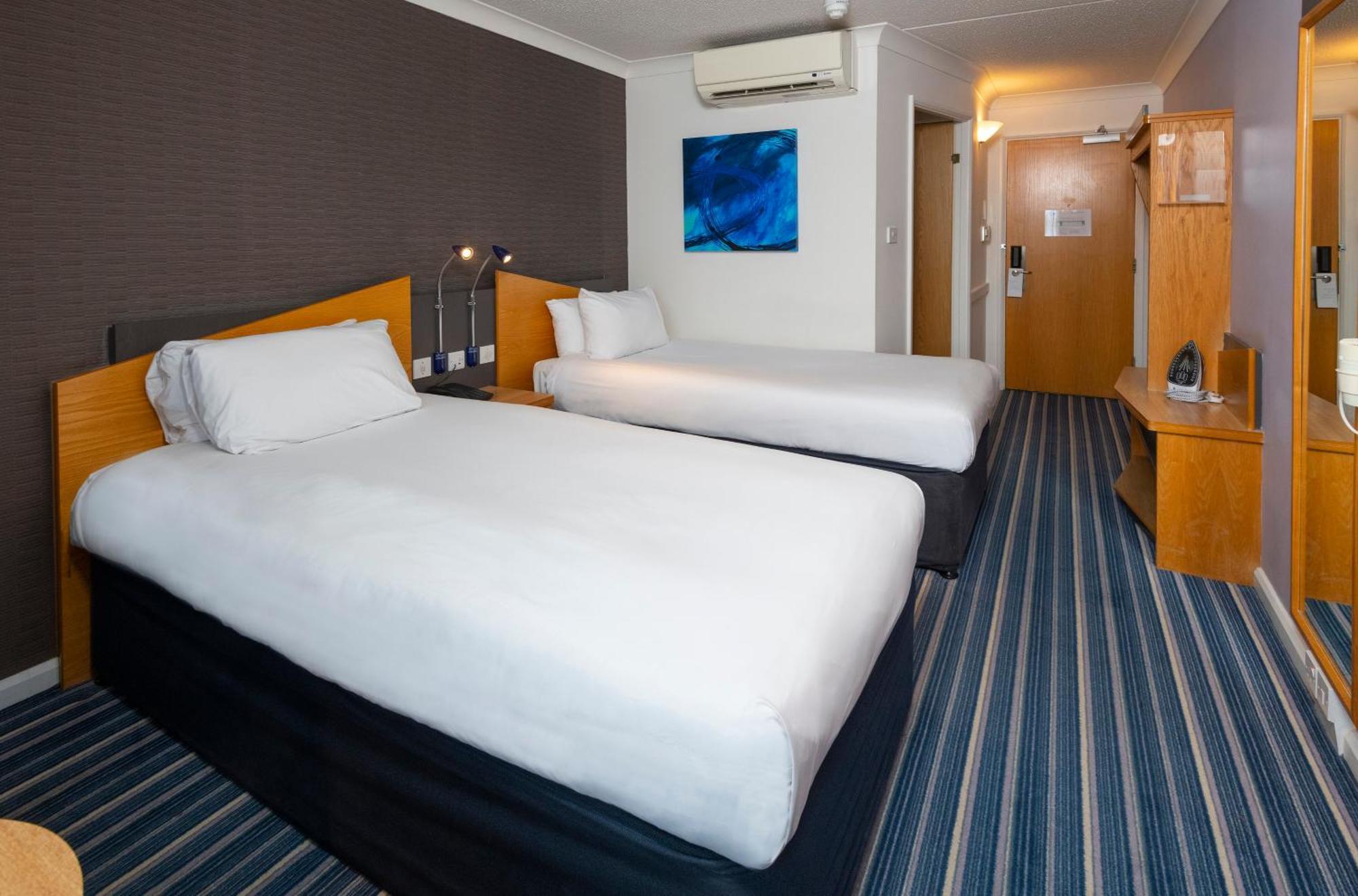 Holiday Inn Express Northampton - South By Ihg Dış mekan fotoğraf