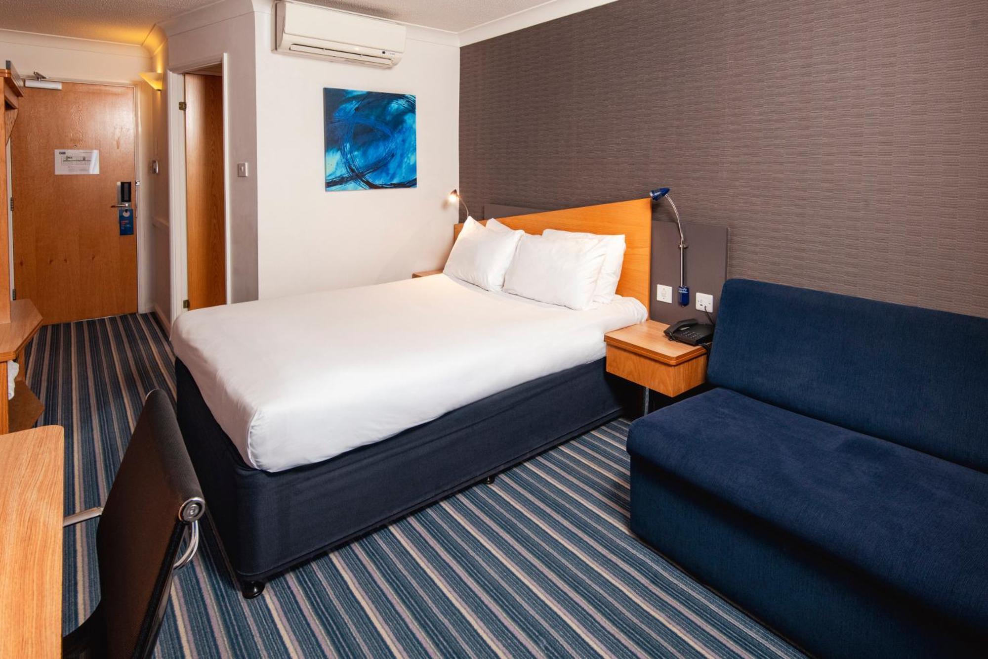 Holiday Inn Express Northampton - South By Ihg Dış mekan fotoğraf