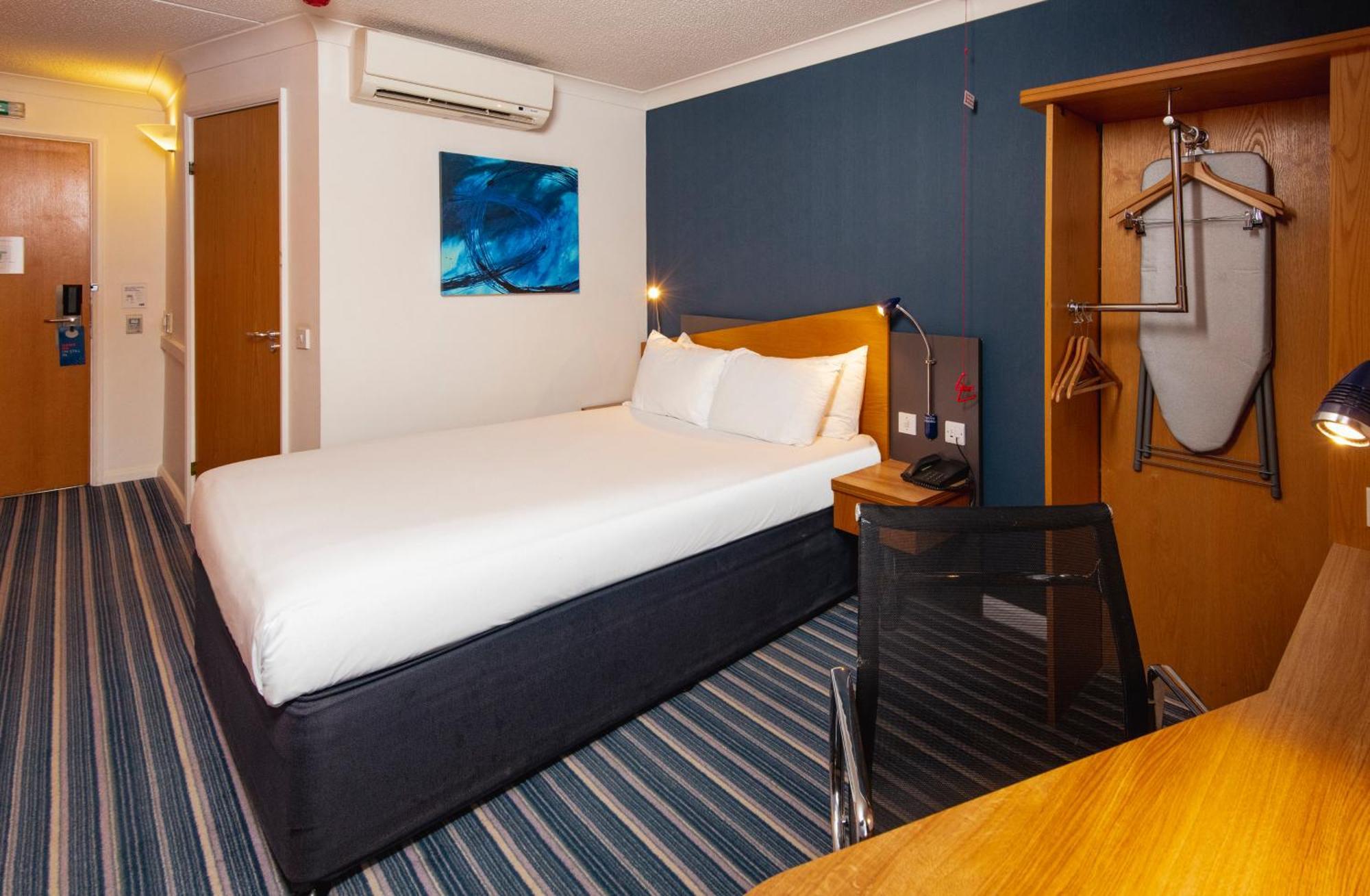 Holiday Inn Express Northampton - South By Ihg Dış mekan fotoğraf