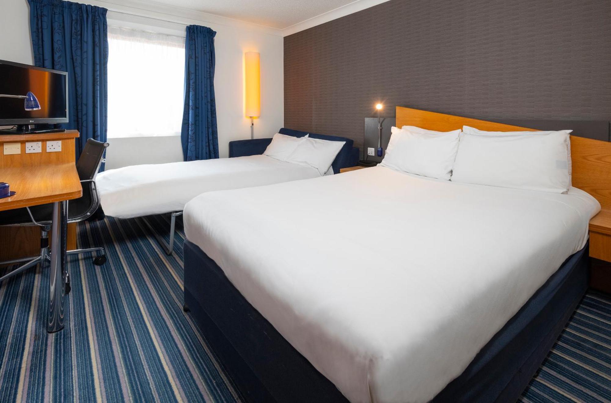 Holiday Inn Express Northampton - South By Ihg Dış mekan fotoğraf