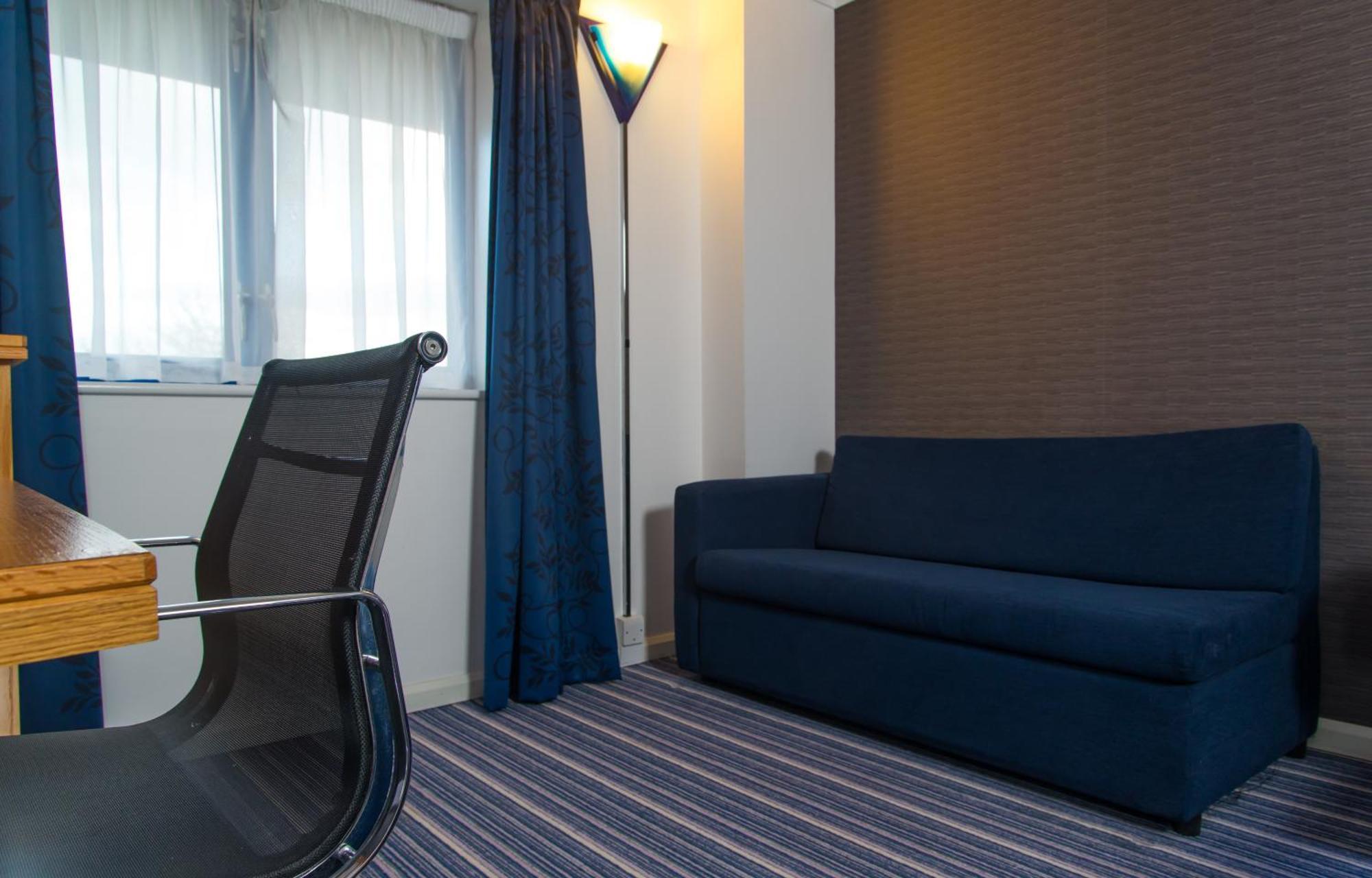Holiday Inn Express Northampton - South By Ihg Dış mekan fotoğraf