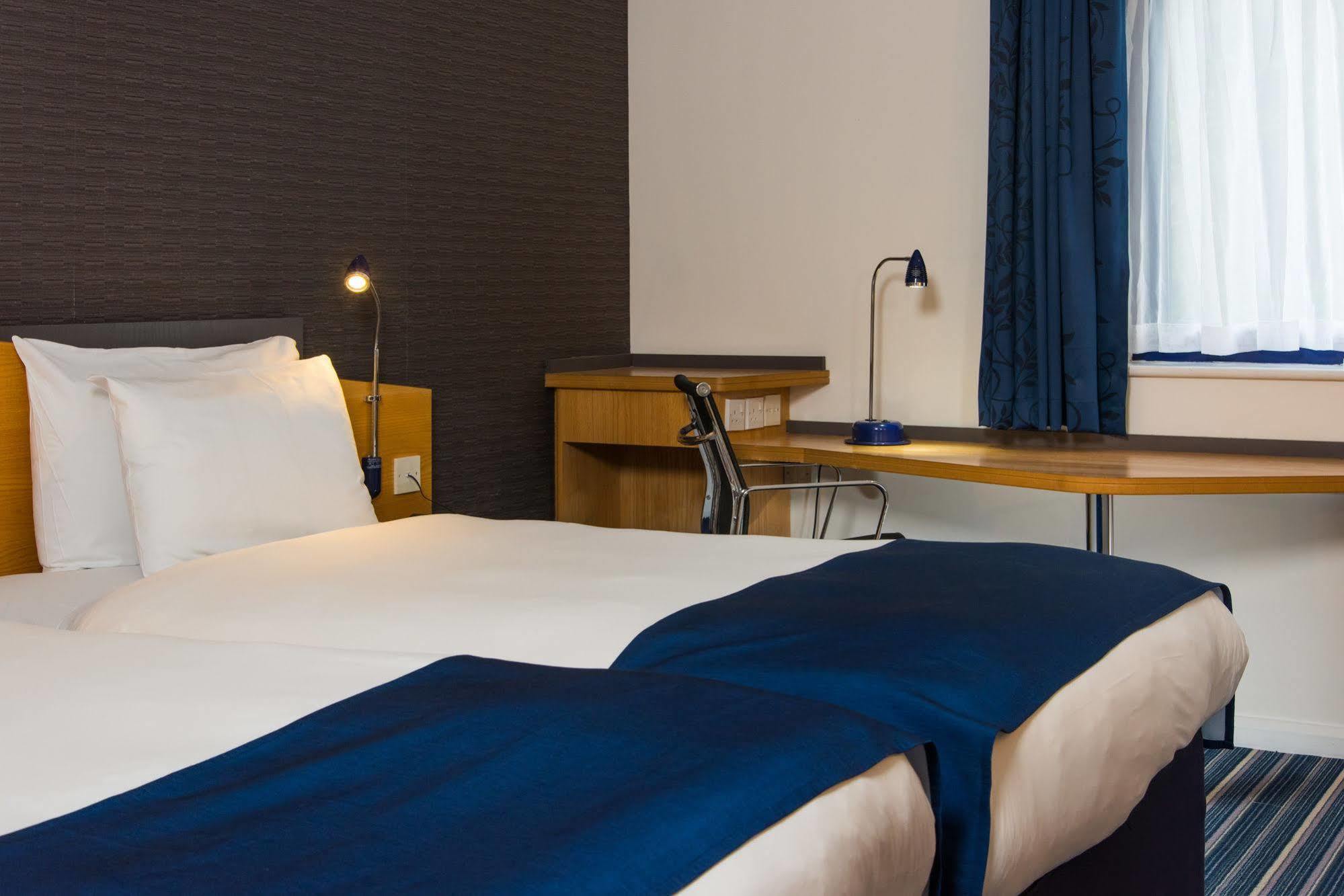 Holiday Inn Express Northampton - South By Ihg Dış mekan fotoğraf